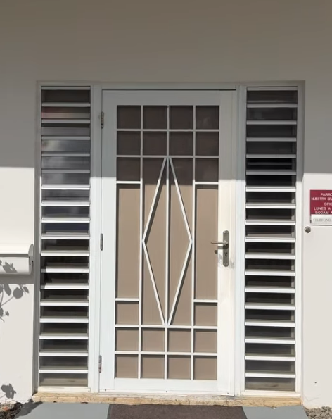 Instalación de Puerta de Seguridad en Aluminio y Cristal PéChe Glass Puerto Rico