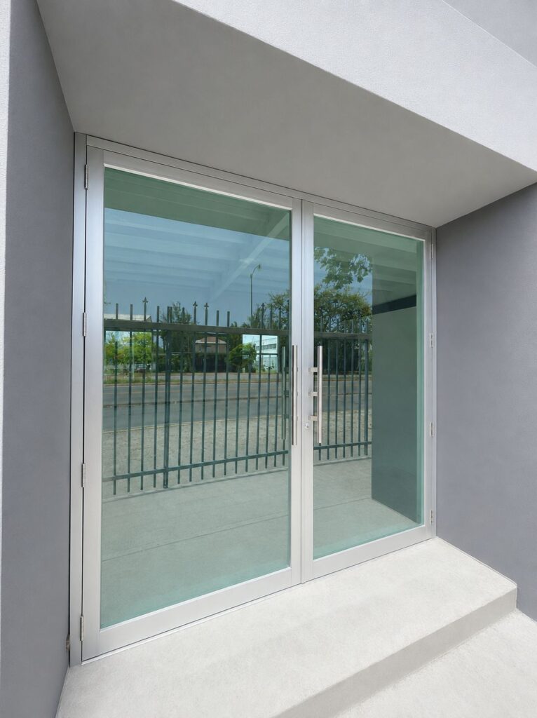 peche glass fabricacion e instalacion de cristaleria comercial residencial puertas en aluminio ventanas mantenimiento de puertas cliente 1 (8)